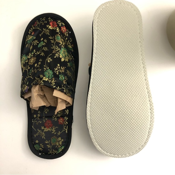 NEW| Chinese Embroidery Slippers - Picture 2 of 5